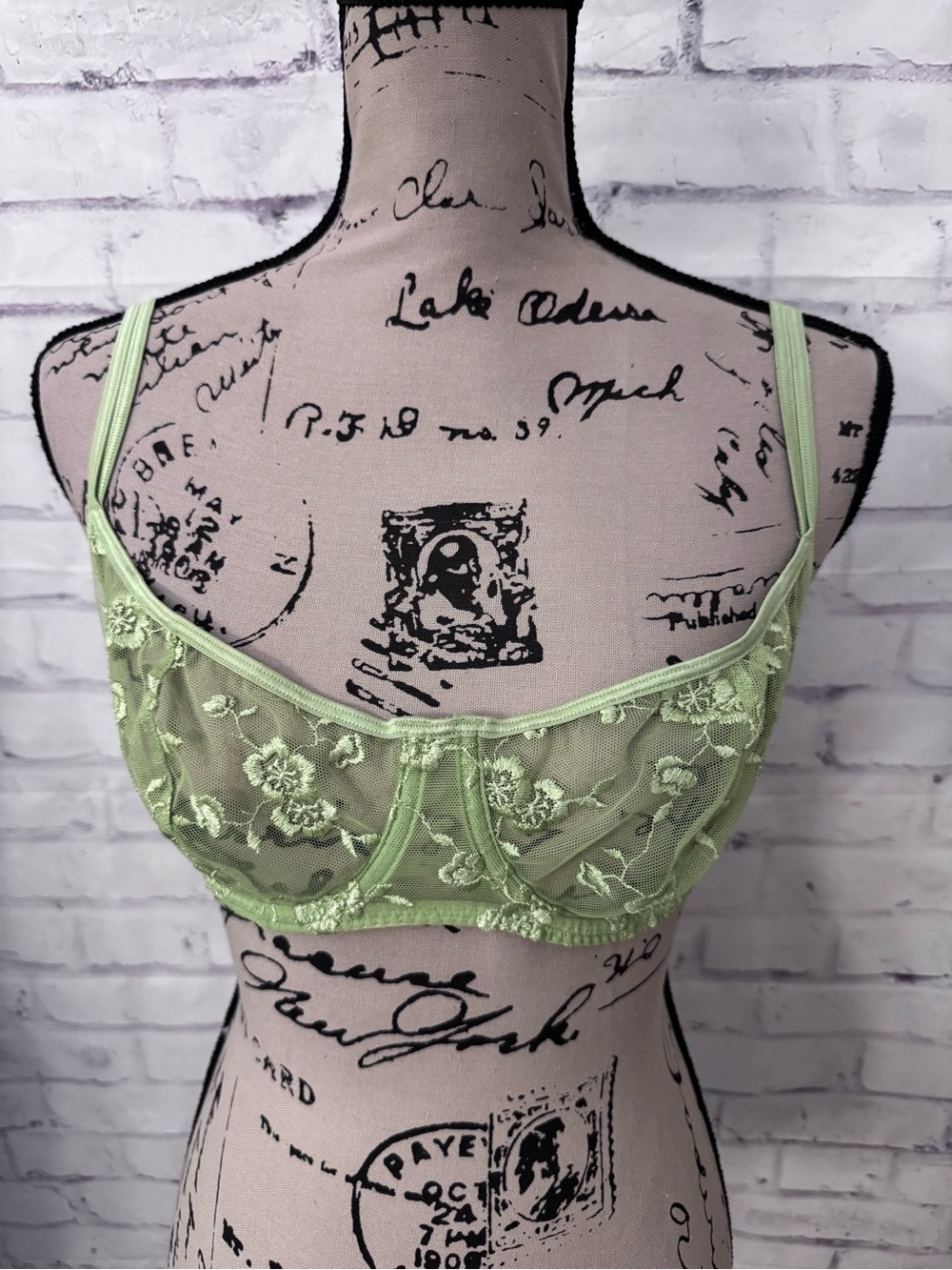 Victoria's Secret‎ Size 36C Bra Green Lace Embroidered Unlined Lingerie Feminine